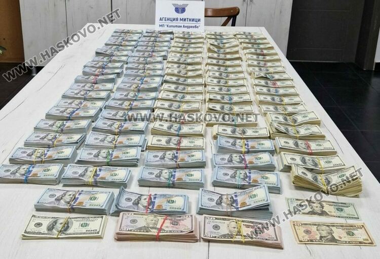 Заловиха почти 940 000 недекларирани щатски долара на границата с Турция