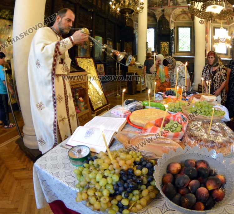Празнични литургия и освещаване на грозде в Хасково на Преображение Господне