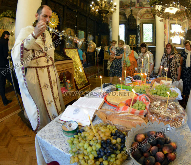 Празнични литургия и освещаване на грозде в Хасково на Преображение Господне