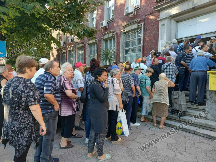 Възрастни хасковлии извиха голяма опашка за пенсии пред централната поща