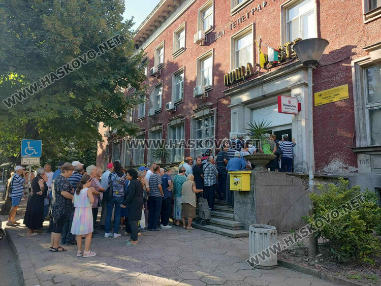 Възрастни хасковлии извиха голяма опашка за пенсии пред централната поща