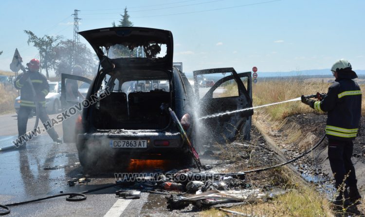 „Крайслер“ се самозапали и изгоря на път Е-80 край Хасково