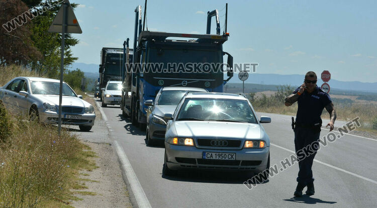 „Крайслер“ се самозапали и изгоря на път Е-80 край Хасково