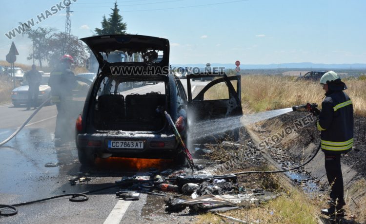 „Крайслер“ се самозапали и изгоря на път Е-80 край Хасково