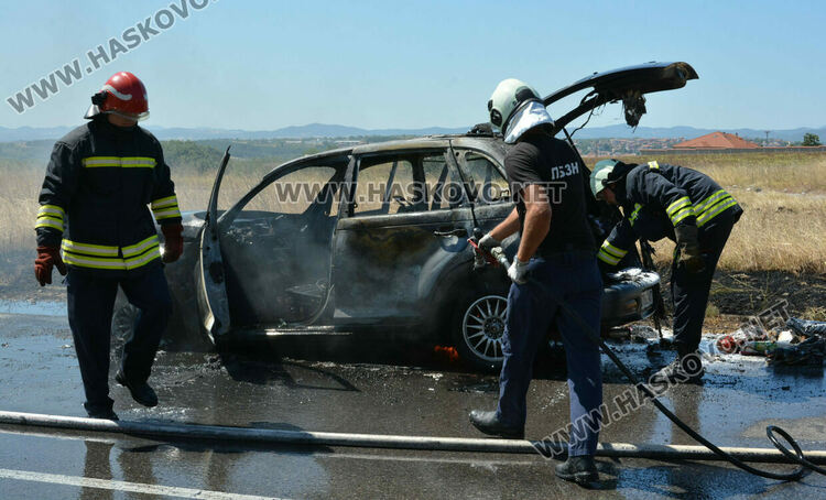 „Крайслер“ се самозапали и изгоря на път Е-80 край Хасково