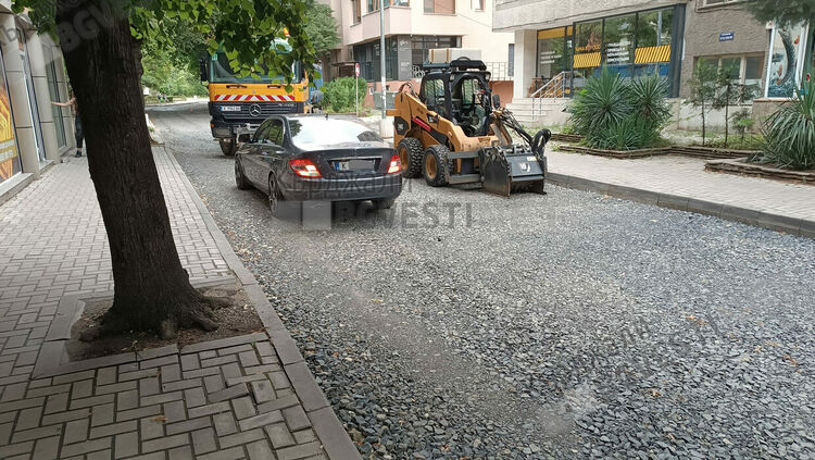  Баровец с „Мерцедес”се промушва между работещи пътни машини в Кърджали,нехае че стопира работата им