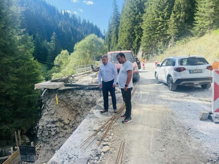 До края на месеца се очаква да бъдат завършени трите подпорни стени по пътя Девин - Стойките