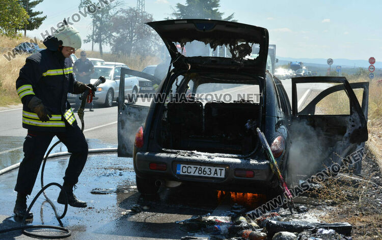 „Крайслер“ се самозапали и изгоря на път Е-80 край Хасково