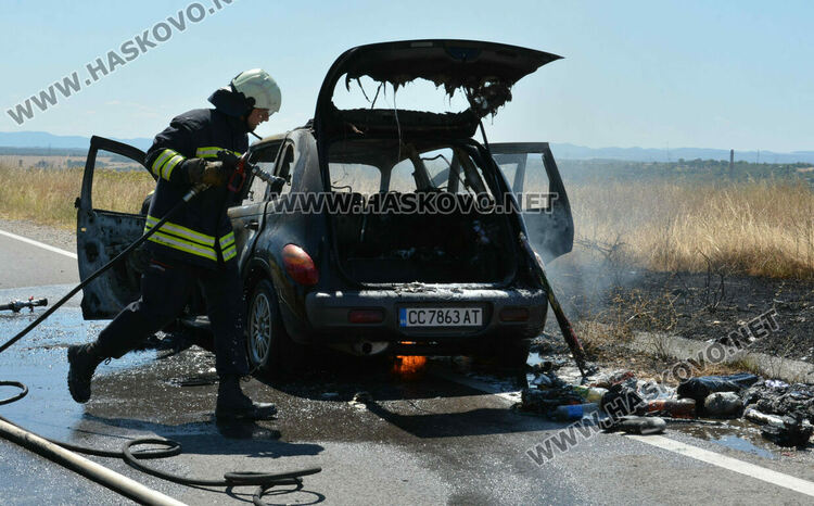 „Крайслер“ се самозапали и изгоря на път Е-80 край Хасково