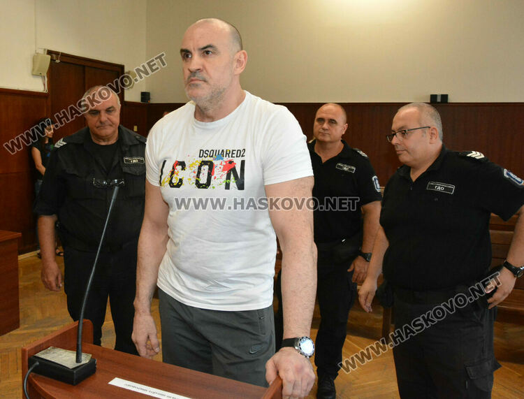 Ухапвания от дървеници не успяха да извадят обвиняем от ареста 