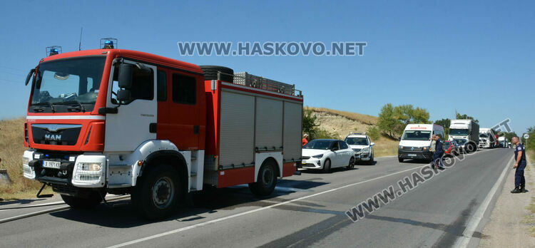 „Крайслер“ се самозапали и изгоря на път Е-80 край Хасково