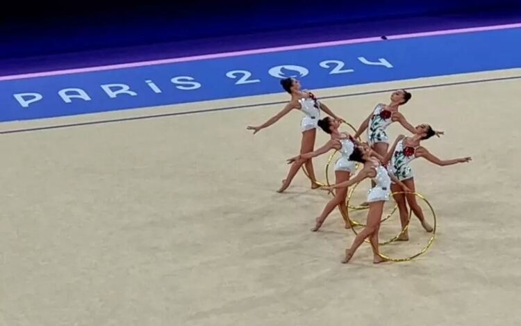 Българският ансамбъл на практика си гарантира място в Топ 8 още с блестящото изпълнение с пет обръча в "Ла Шапел Арена".