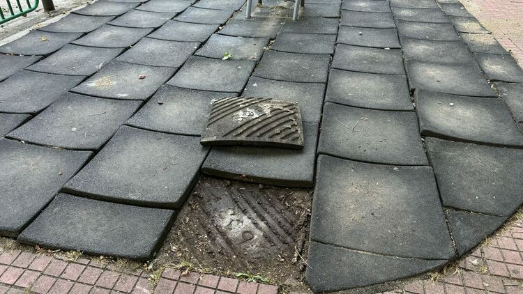 Опасна и неподдържана детска площадка в Хасково 