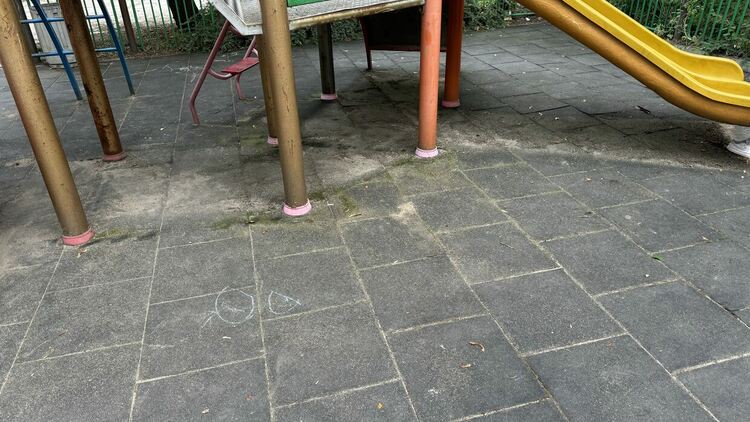 Опасна и неподдържана детска площадка в Хасково 