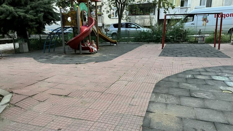 Опасна и неподдържана детска площадка в Хасково 