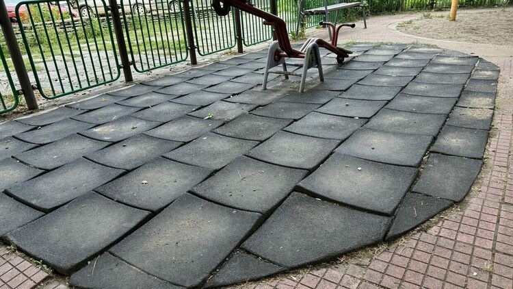 Опасна и неподдържана детска площадка в Хасково 