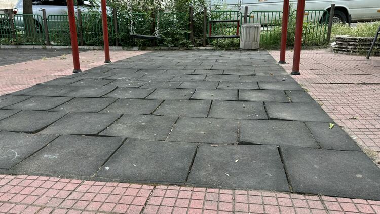 Опасна и неподдържана детска площадка в Хасково 