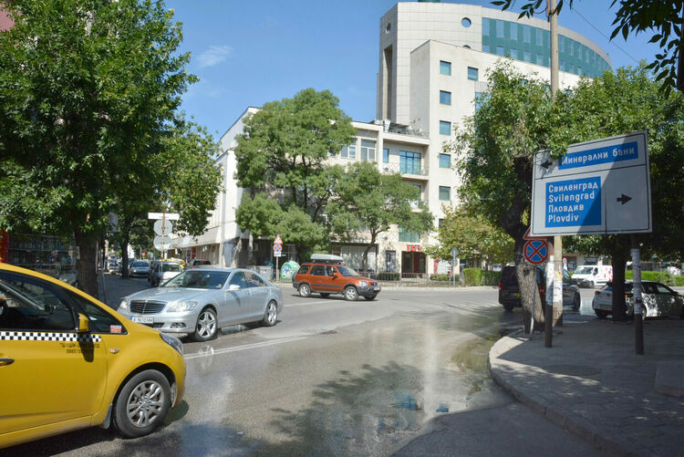 Вода извира от асфалт близо до Първа поликлиника в Хасково 