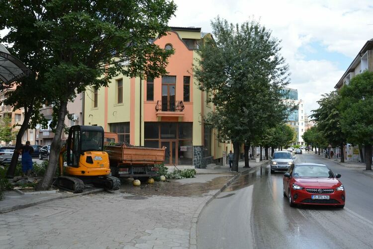 Вода извира от асфалт близо до Първа поликлиника в Хасково 