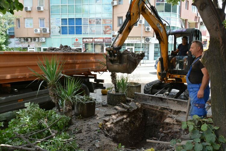 Вода извира от асфалт близо до Първа поликлиника в Хасково 