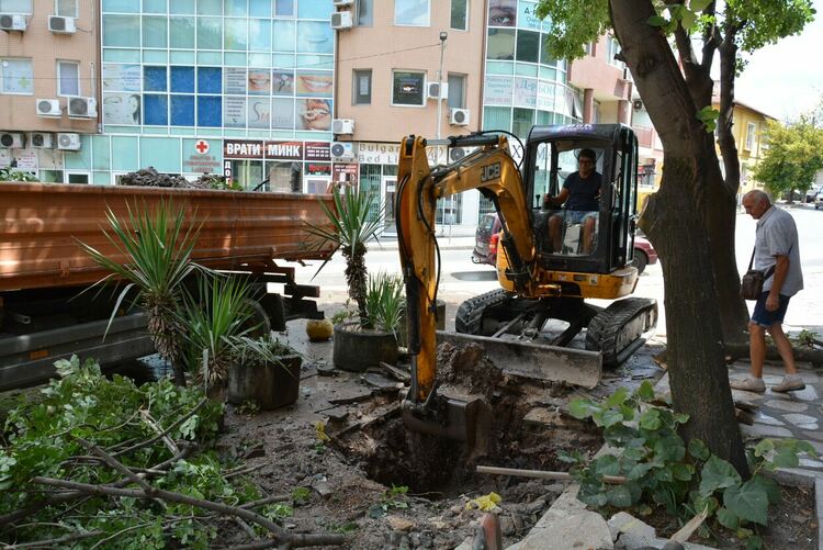 Вода извира от асфалт близо до Първа поликлиника в Хасково 