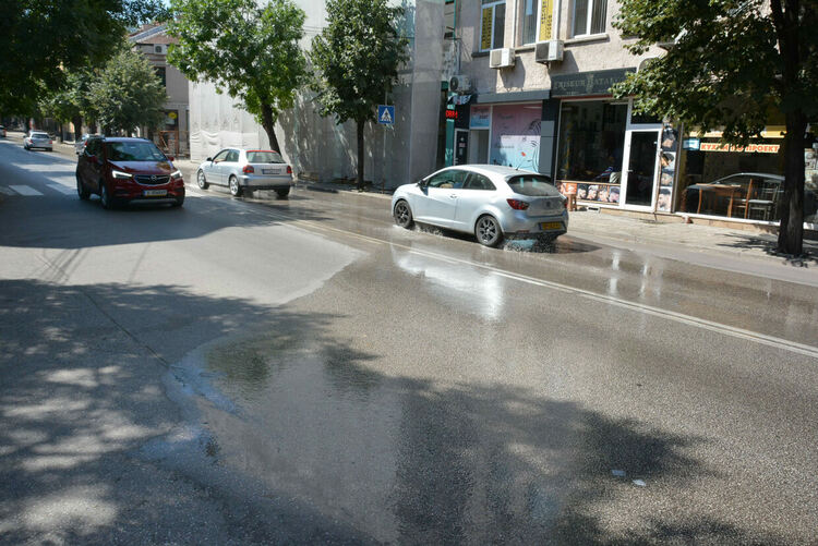 Вода извира от асфалт близо до Първа поликлиника в Хасково 