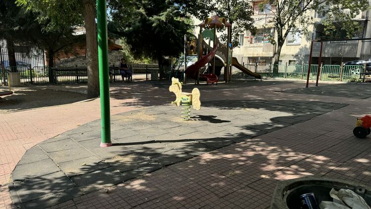 Опасна и неподдържана детска площадка в Хасково 