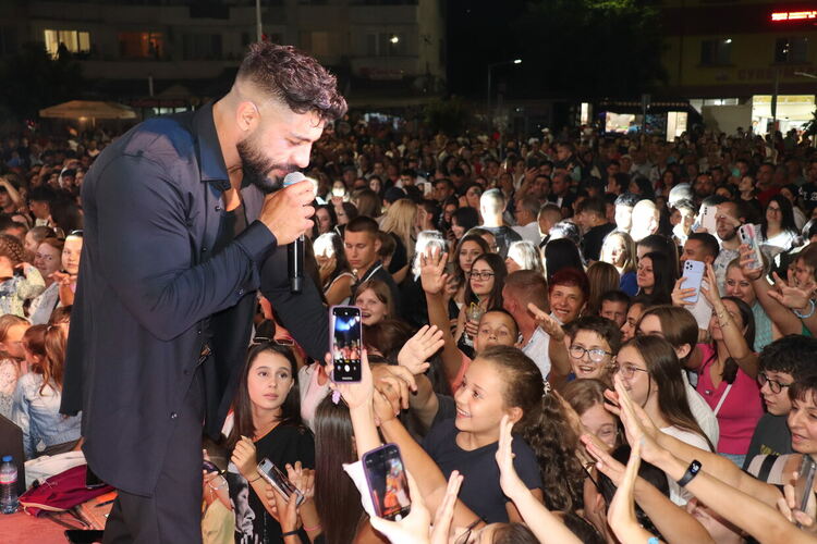 Хиляди пяха с Фики Стораро на централния площад в Ардино