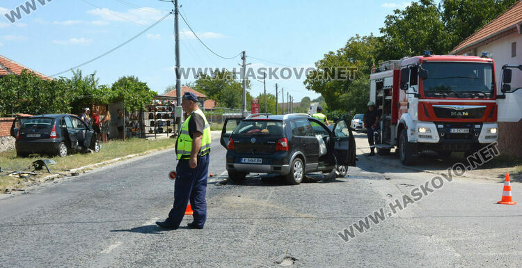 Зверски страничен удар превърна две коли в скрап 