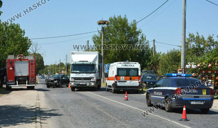 Зверски страничен удар превърна две коли в скрап 