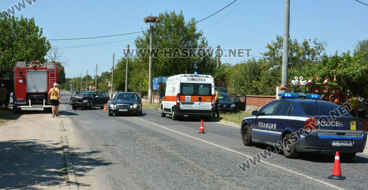 Зверски страничен удар превърна две коли в скрап 