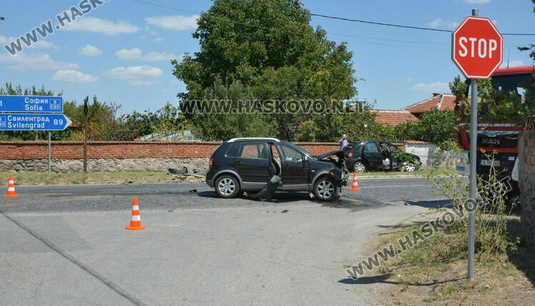 Зверски страничен удар превърна две коли в скрап 