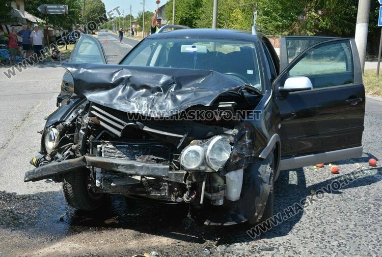 Зверски страничен удар превърна две коли в скрап 