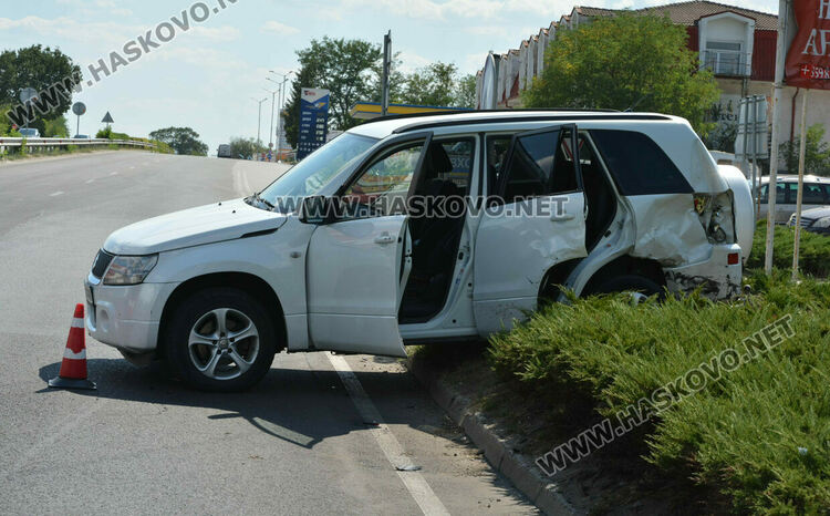 Водач и пътничка са с опасност за живота при катастрофи 