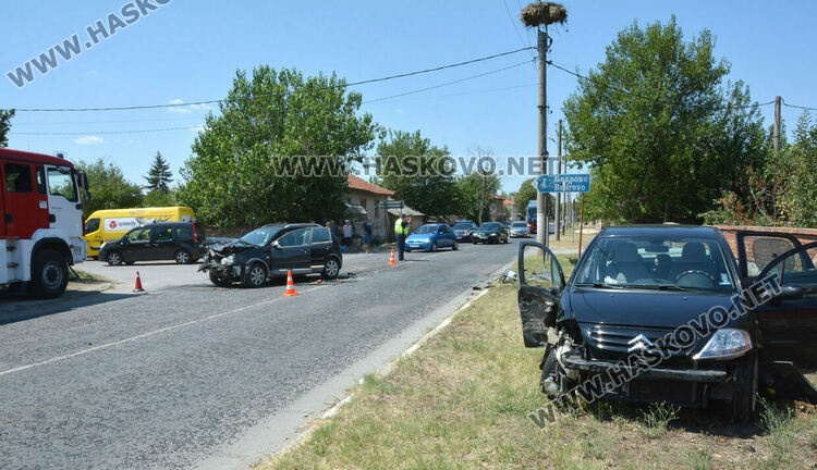 Зверски страничен удар превърна две коли в скрап 