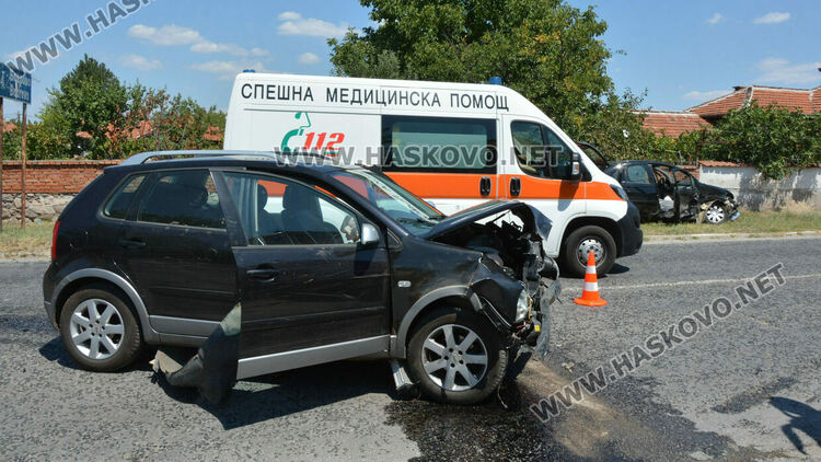 Зверски страничен удар превърна две коли в скрап 