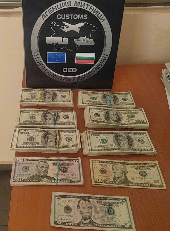Хванаха две украинки с 87 580 недекларирани щатски долара и златна отливка 