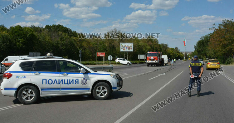Водач и пътничка са с опасност за живота при катастрофи 
