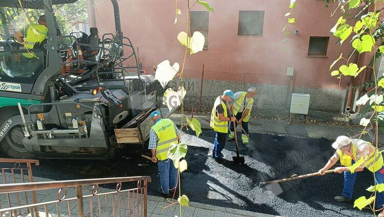 Невиждано!Преасфалтират междублокови пространства в Кърджали