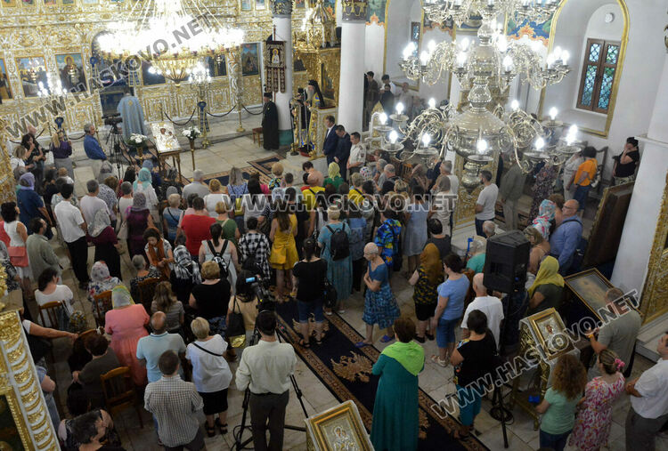 Стотици миряни посрещнаха чудотворна икона в Хасково