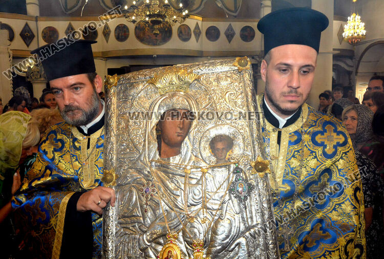 Стотици миряни посрещнаха чудотворна икона в Хасково