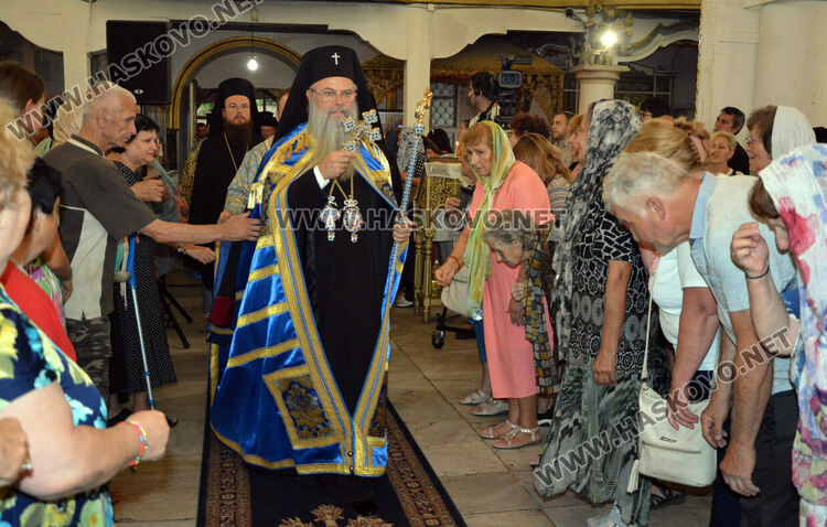 Стотици миряни посрещнаха чудотворна икона в Хасково