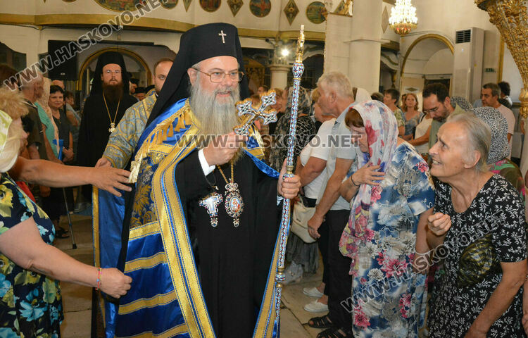 Стотици миряни посрещнаха чудотворна икона в Хасково