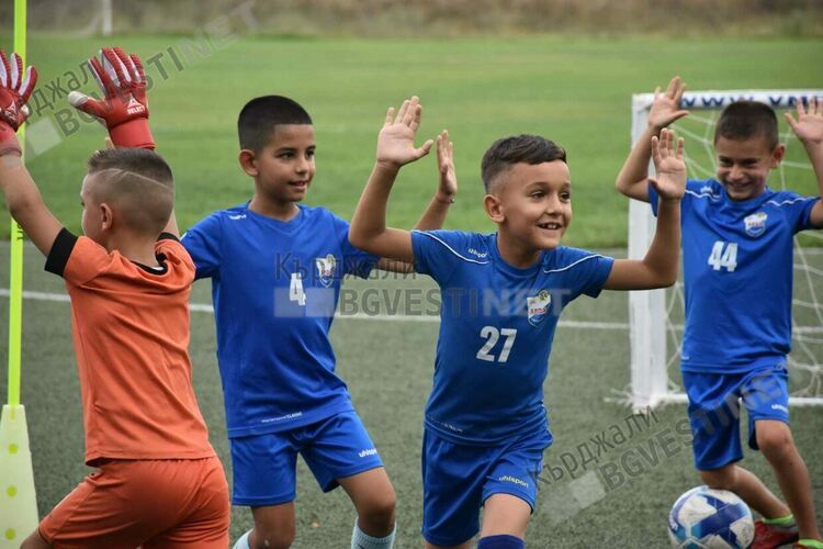 Футболният спец Светли Горчев тренира деца от Футболна академия "Арда 1924"