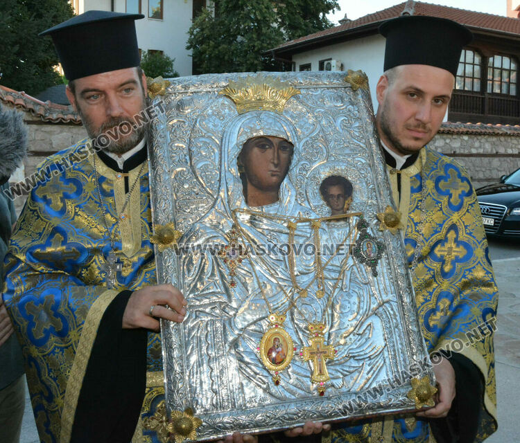 Стотици миряни посрещнаха чудотворна икона в Хасково