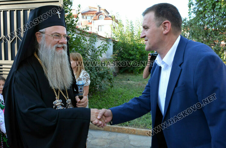 Стотици миряни посрещнаха чудотворна икона в Хасково