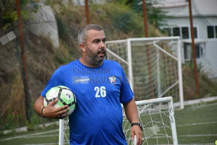 Футболният спец Светли Горчев тренира деца от Футболна академия "Арда 1924"