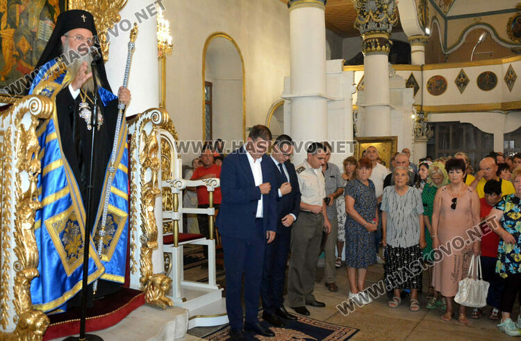 Стотици миряни посрещнаха чудотворна икона в Хасково