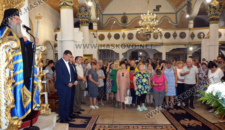 Стотици миряни посрещнаха чудотворна икона в Хасково