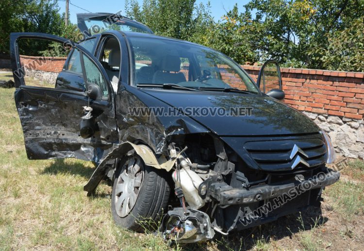 Удареният „Ситроен“, в който е пътувала пострадалата жена